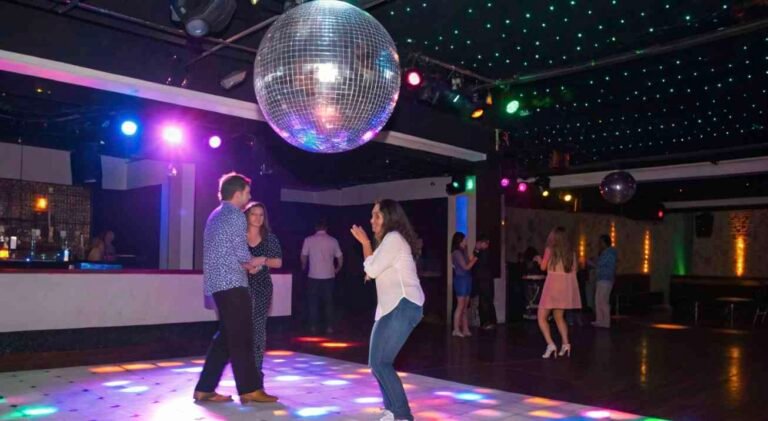 La importancia de tener una bola disco en tu evento social