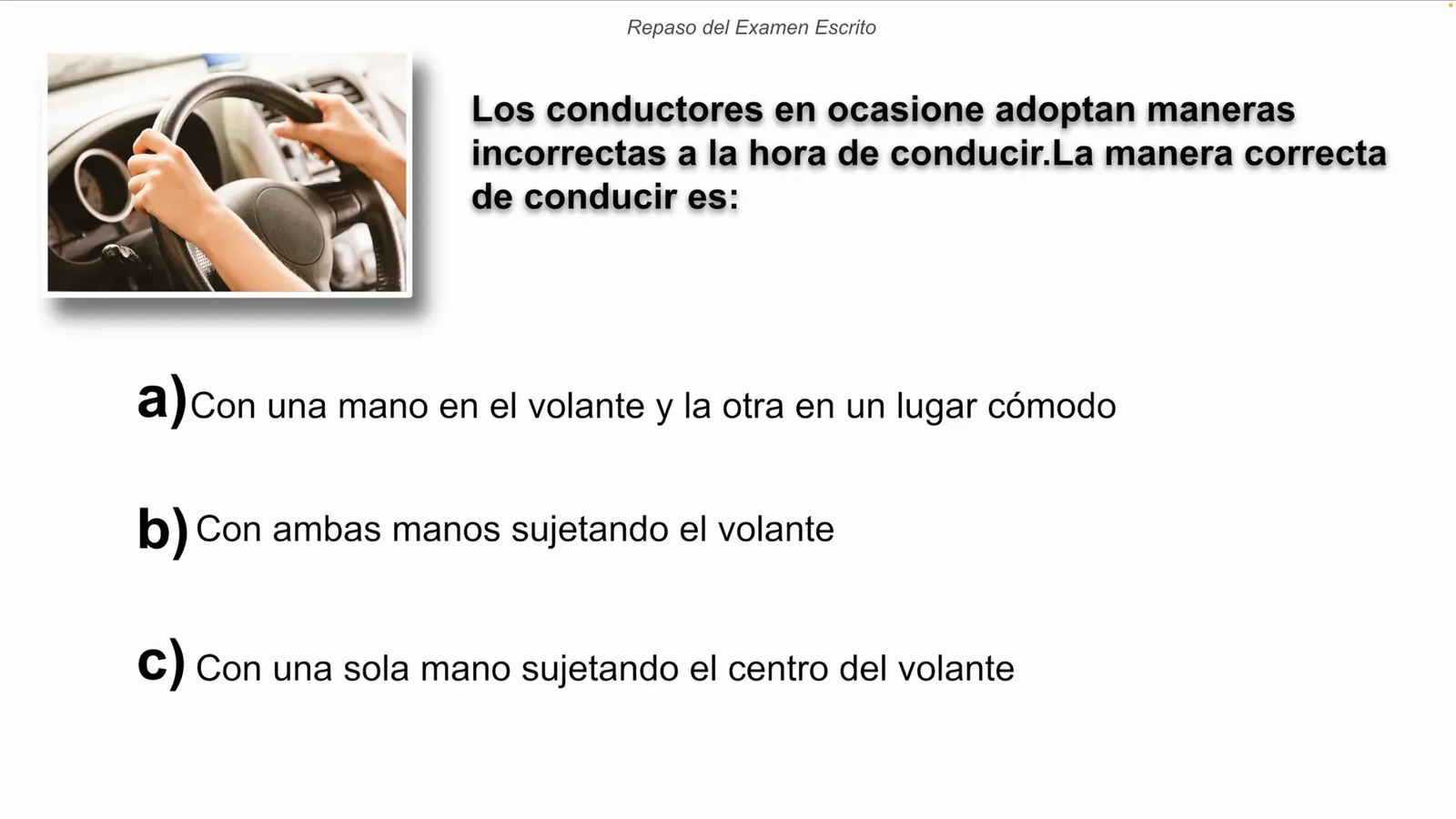 Manos correctamente sujetando el volante