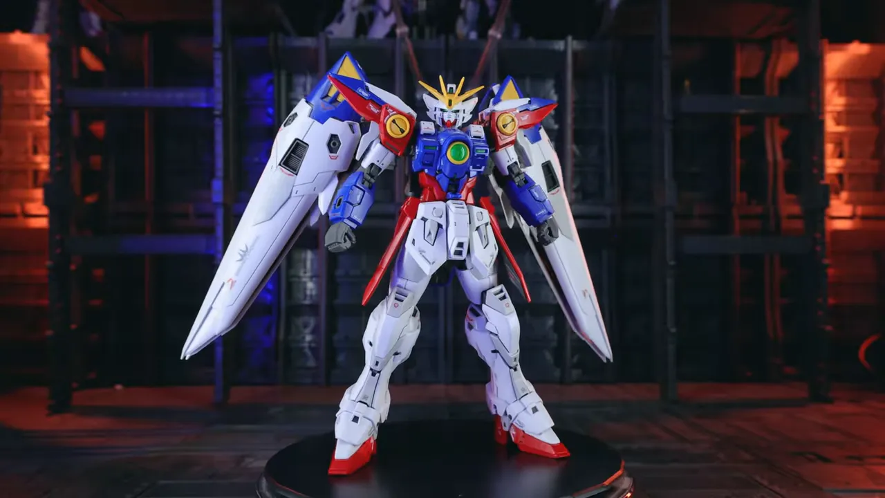 Giro de 360° mostrando las facetas, detalles y separaciones de paneles del RG Wing Gundam Zero